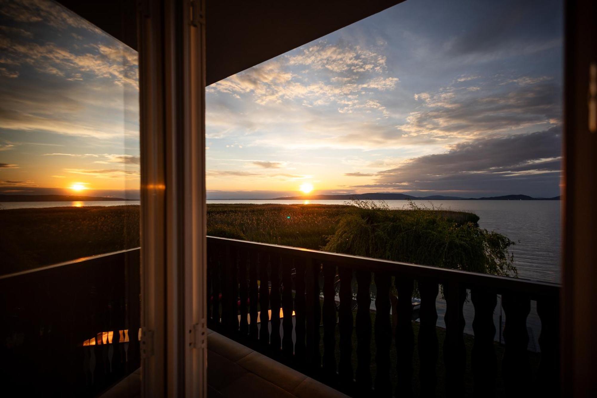 Balaton A Kertben - Balaton In The Garden - Beachfront Houses With Beautiful View, Private Beach Balatonfenyves Exterior foto