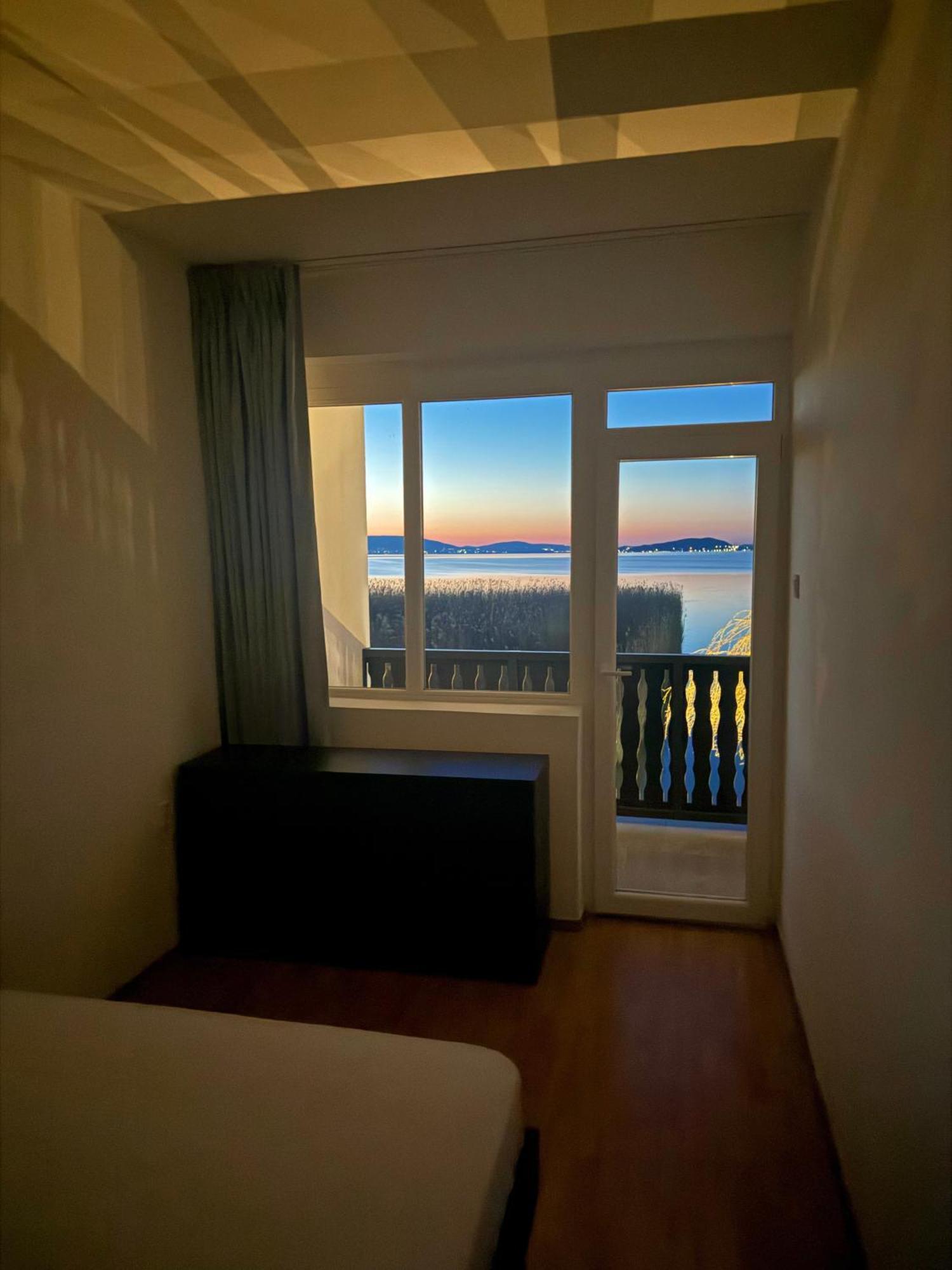 Balaton A Kertben - Balaton In The Garden - Beachfront Houses With Beautiful View, Private Beach Balatonfenyves Exterior foto